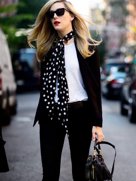 Skinny jeans made of black and white satin scarf with blazer