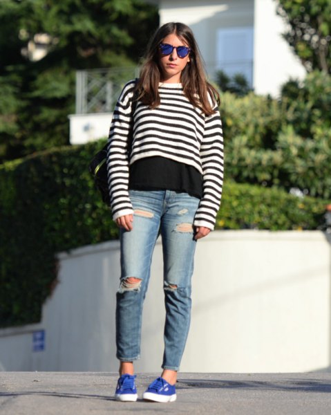 Short sweater with black and white stripes over a T-shirt and boyfriend jeans