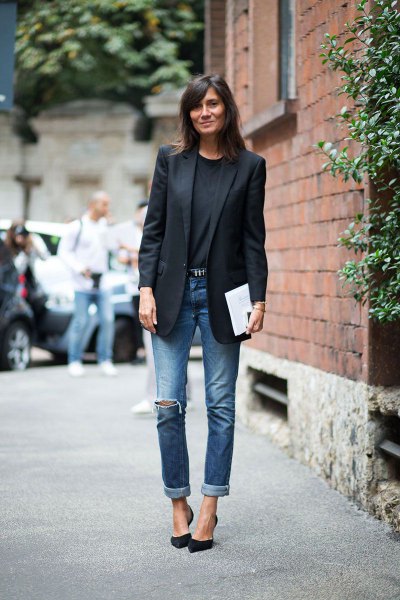 black blazer with sweater with round neckline and jeans with cuffs