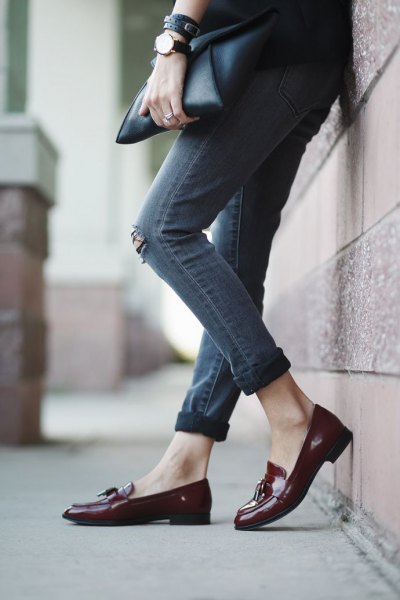 black blazer with gray skinny jeans with cuffs and burgundy-colored slippers