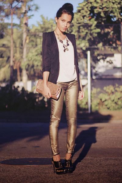 black blazer with white t-shirt and statement chain in boho style