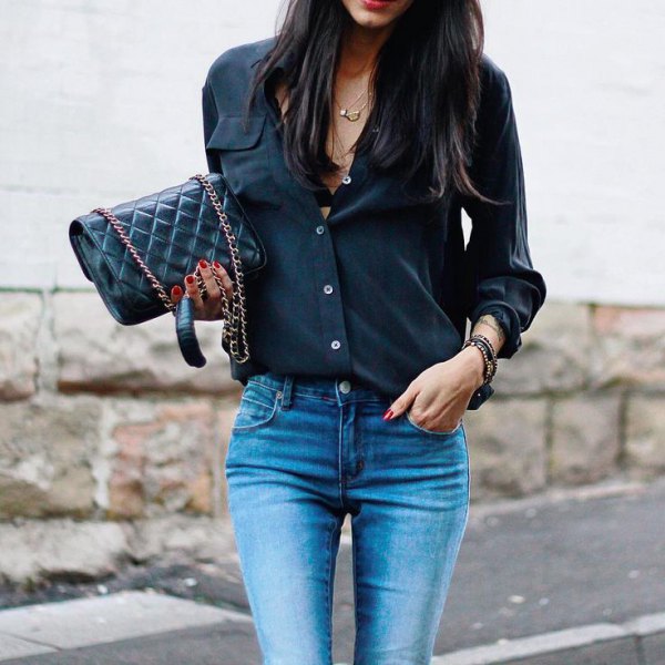 black, narrow-cut shirt with buttons and light blue skinny jeans