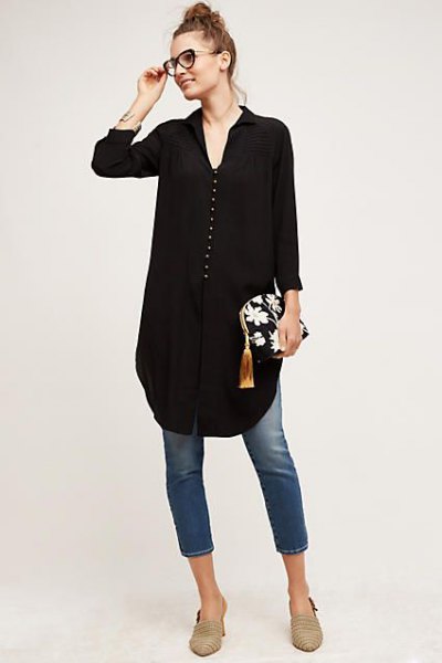 black tunic blouse with V-neckline and short skinny jeans