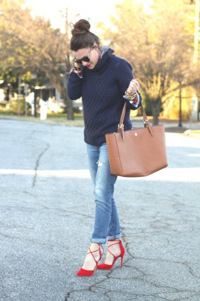 black knitted sweater with blue jeans with cuffs and red heels