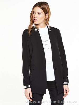 black casual blazer with white t-shirt with relaxed fit