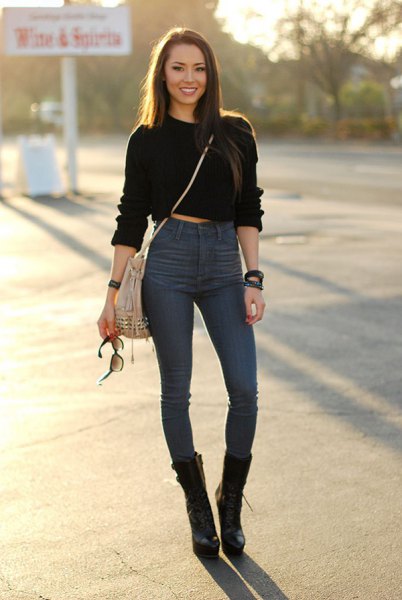 black cropped hoodie with high waist and blue skinny jeans