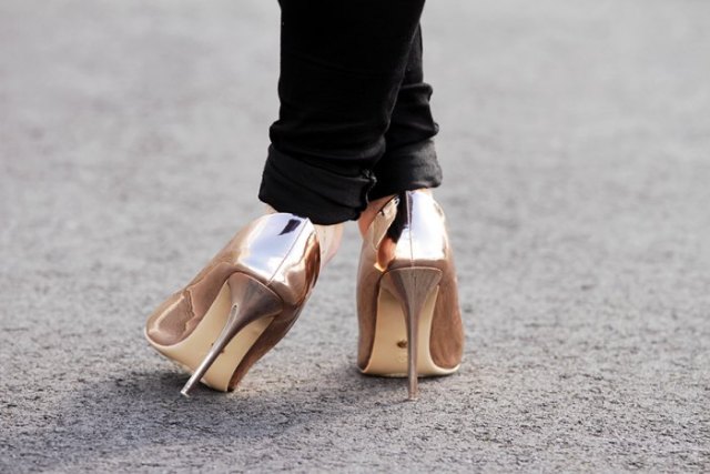 Slim fit jeans with black cuffs and metallic gold heels