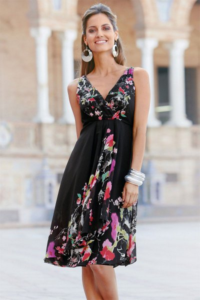 Wrap dress with black fit and flared midi floral print and V-neck