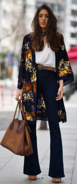 black kimono cardigan with midi length and floral pattern and flared jeans