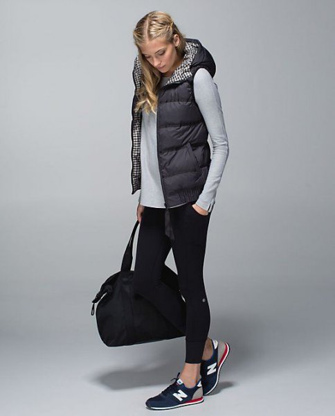 black hooded vest with hood, gray-cut long-sleeved T-shirt and short skinny jeans