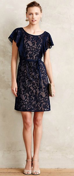 Knee-length dress with black lace and a gathered waist