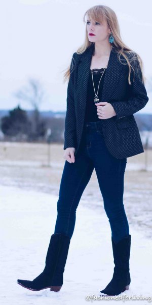 black lace top with dark blue blazer and skinny jeans