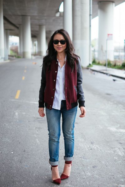 black leather jacket with shirt with buttons and burgundy-colored shoes with pointy toes