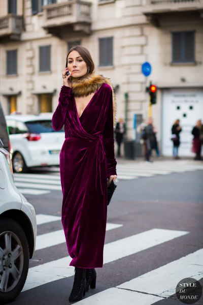 black wrap dress made of maxi velvet with a faux fur scarf