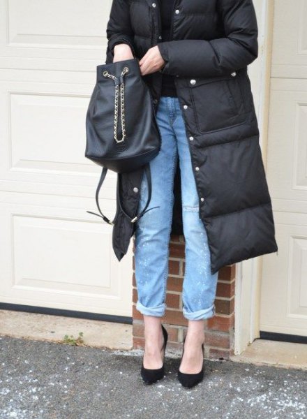 black, midi-long puffer coat with blue jeans with cuff