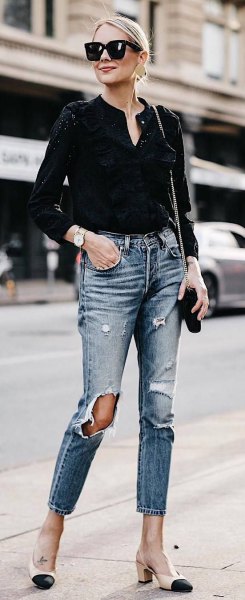 black mini blouse with V-neckline and ripped, narrow-cut ankle jeans