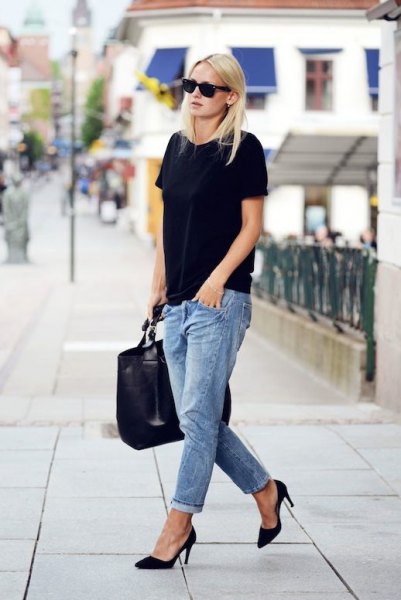 black oversized t-shirt with light blue boyfriend jeans with cuff