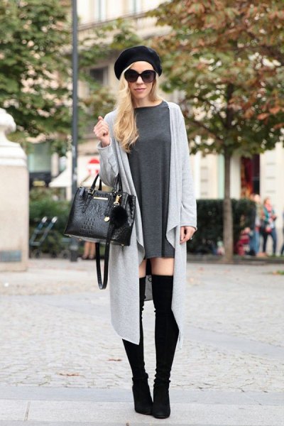 black painter's hat with a gray longline cardigan and overknee boots