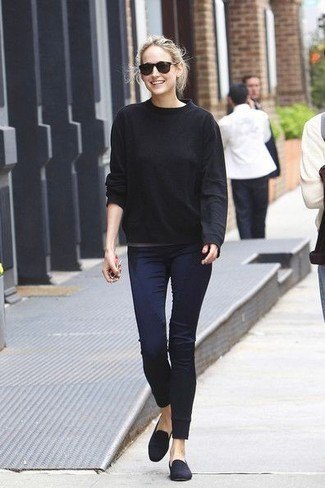black knitted sweater with a relaxed fit, dark blue skinny jeans and suede loafers