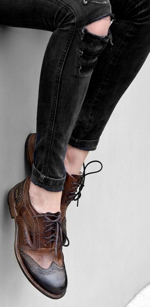 black skinny jeans and brown leather wing tip shoes