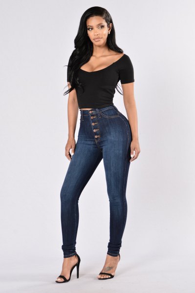 Black, figure-hugging, cropped T-shirt with skinny jeans