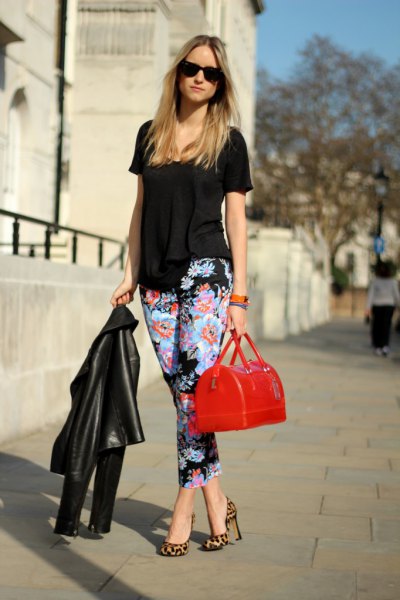 black short-sleeved blouse with cropped trousers with a floral pattern and a slim fit