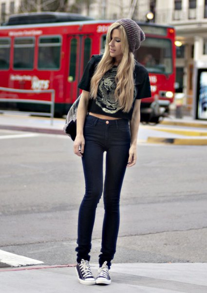 black short-sleeved, cropped T-shirt with skinny jeans