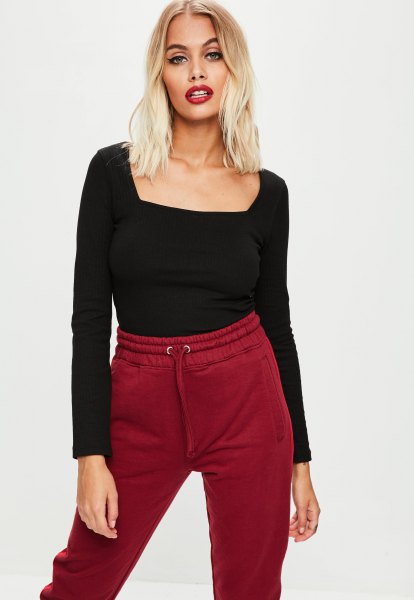 Long-sleeved T-shirt with a black square neckline and burgundy jogger pants