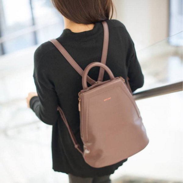 black sweater with gray skinny jeans and blushing pink leather handbag
