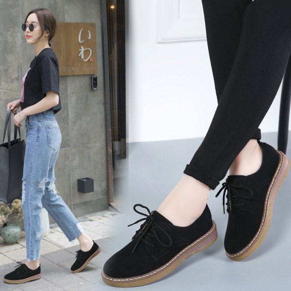 black t-shirt with mom jeans and suede shoes
