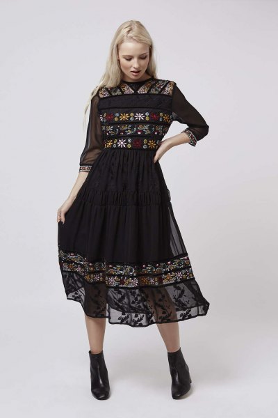 black midi dress with three-quarter sleeves embroidered with chiffon