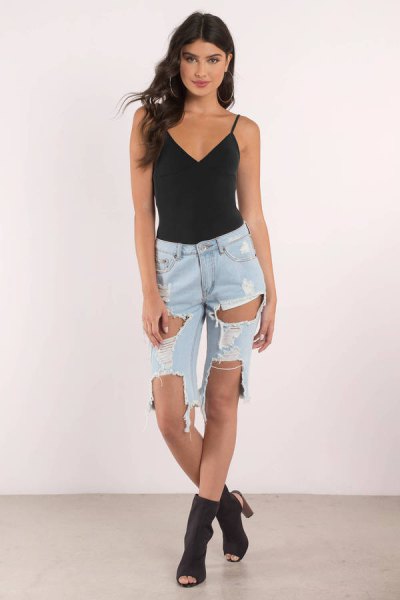 black vest top with V-neck and destroyed, cropped jeans for friends