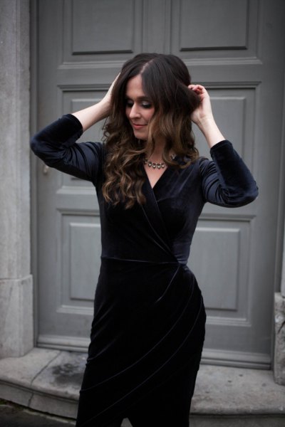 Knee-length dress made of black velvet with a silver statement chain