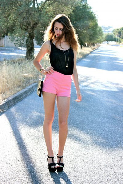 black vest top with mini shorts with high waist and black sandals
