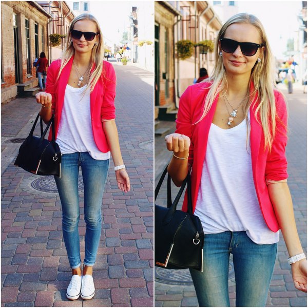 Blazer with a loosely cut tank top with a scoop neckline and skinny jeans with cuffs