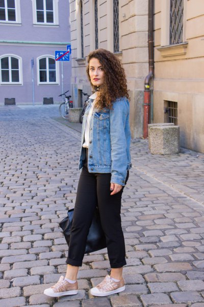 blue boyfriend denim jacket with black skinny jeans with cuffs and low sneakers