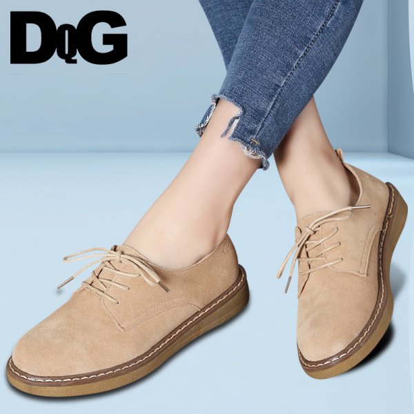 blue skinny jeans with cuff and shoes made of camel suede