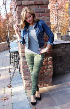 blue denim jacket with gray t-shirt and skinny jeans