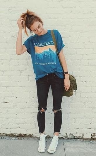 T-shirt with blue print, black jeans and high top