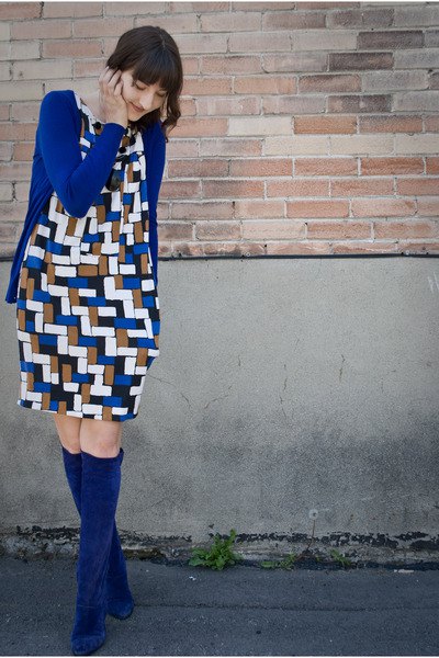 blue printed long-sleeved shift dress knee-high boots
