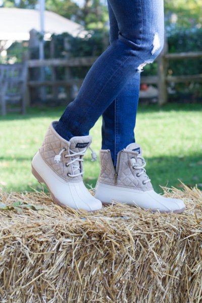 blue ripped skinny jeans, white and pink quilted duck boots