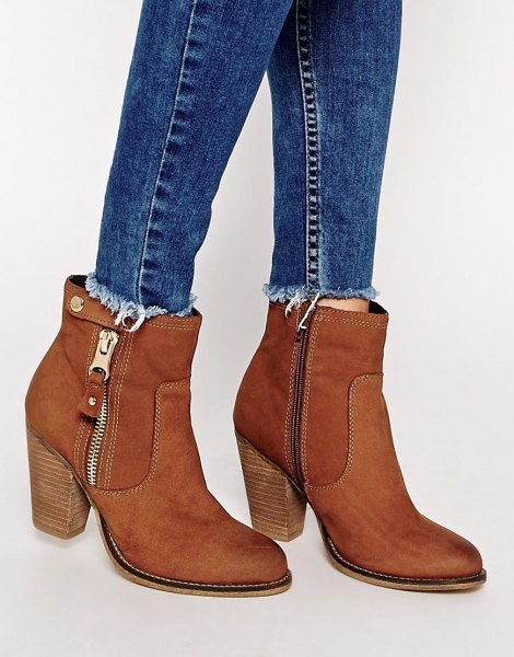 blue slim fit jeans with camel side ankle boots made of suede