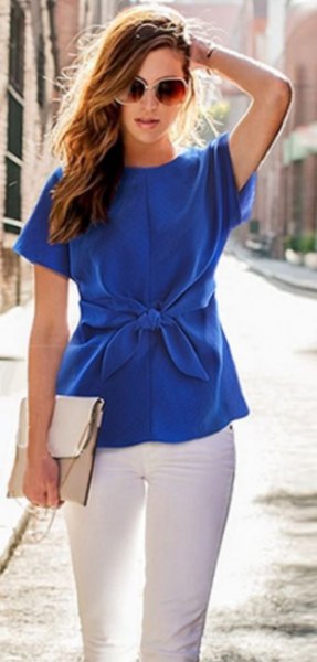 Short-sleeved silk blouse with a blue waist and white skinny jeans