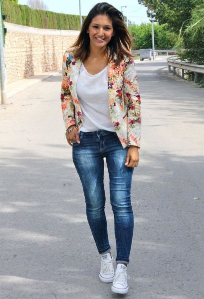 Blush pink floral blazer with a white scoop neck t-shirt and blue jeans