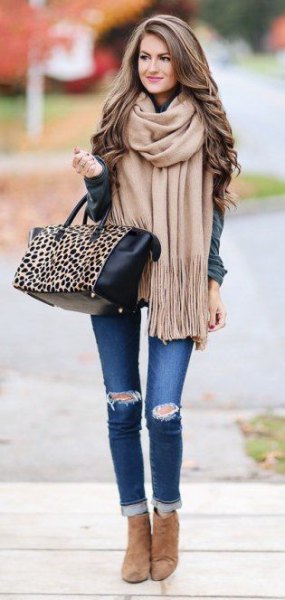 Blushing pink fringed scarf with gray jacket and skinny jeans with cuffs