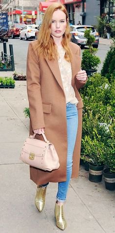 Blushing pink maxi wool coat with a blouse with a floral pattern and light blue skinny jeans
