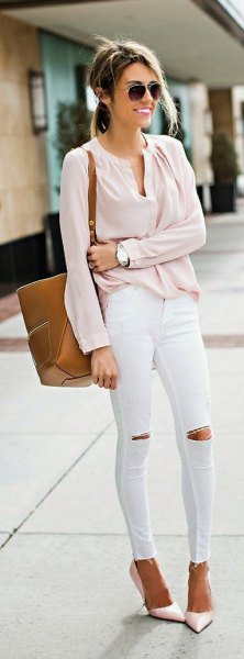 Blush blouse with V-neck with white jeans and heels