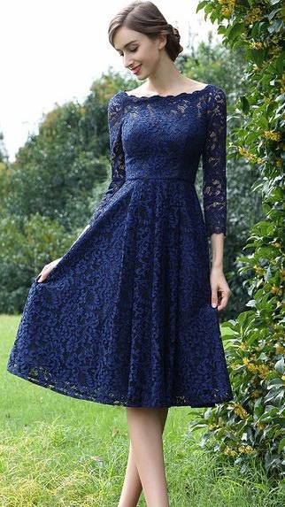 Long-sleeved fit with a boat neckline and a flared lace dress