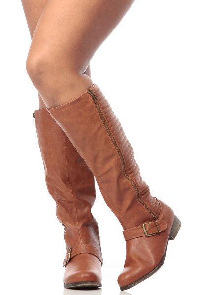 knee-high boots made of brown leather with a zipper and a gray sweater dress