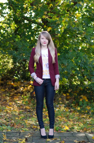 Burgundy blazer with white printed T-shirt and skinny jeans